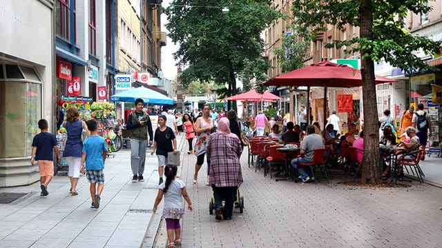 Einkaufsstraße in der Innenstadt von Höchst, (c) Stadt Frankfurt am Main, Foto: Stefan Maurer