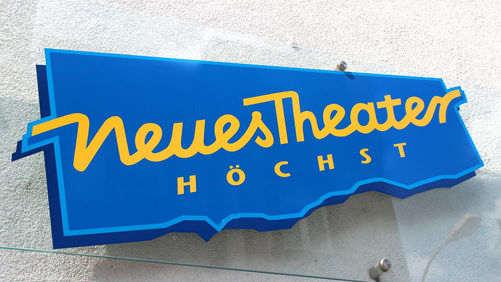 Das Schild des Neue Theaters in Höchst, (c) Stadt Frankfurt am Main, Foto: Stefan Maurer