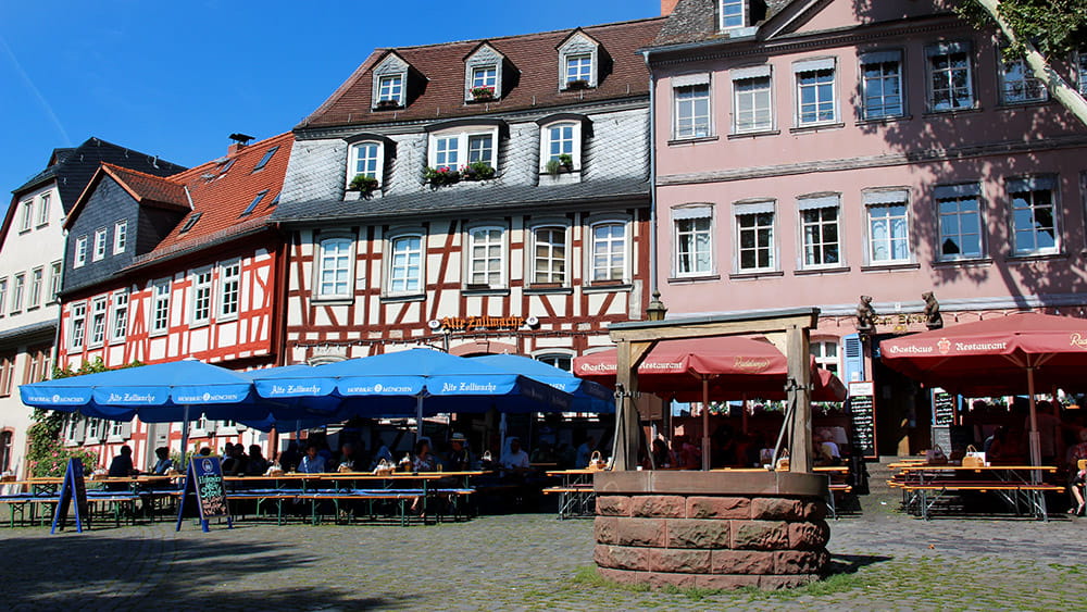 Der Brunnen und Restaurants auf dem Schlossplatz in Höchst, (c) Stadt Frankfurt am Main, Foto: Stefan Maurer