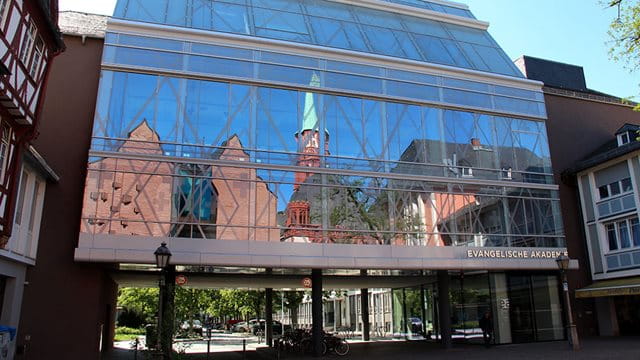 Die Alte Nikolaikirche spiegelt sich in der Glasfassade der Evangelischen Akademie, (c) Stadt Frankfurt am Main, Foto: Stefan Maurer