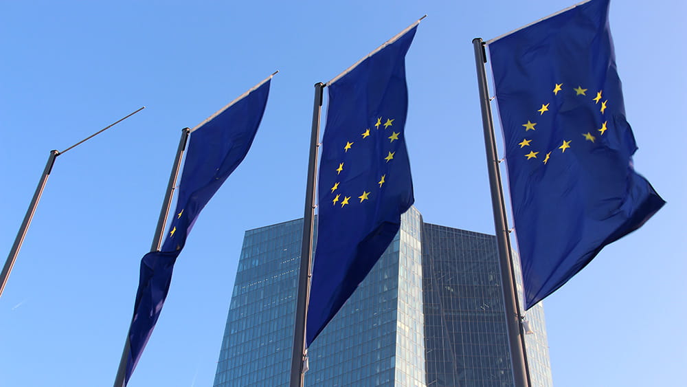 Europäische Fahnen vor der Europäischen Zentralbank im Ostend, (c) Stadt Frankfurt am Main, Foto: Stefan Maurer