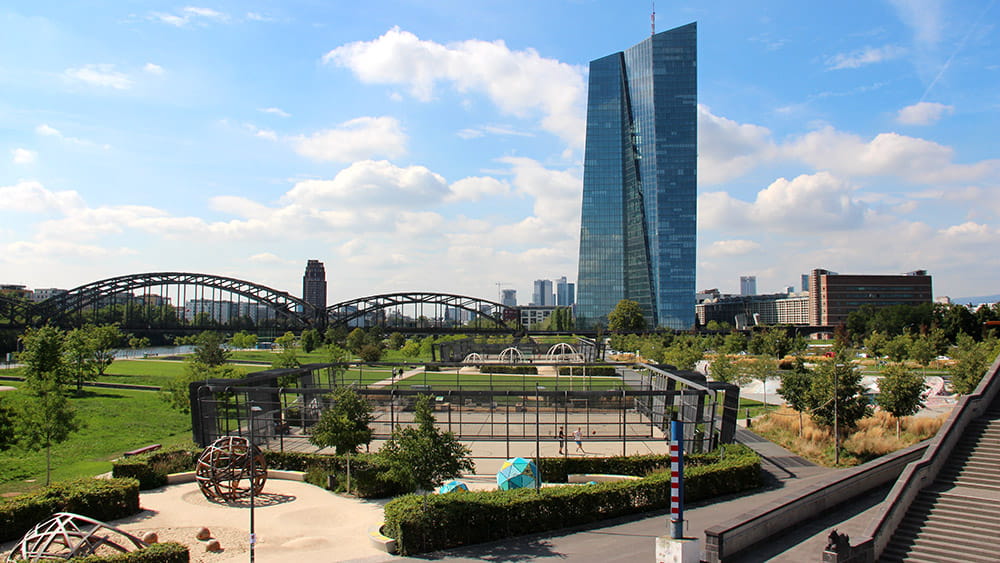 Der Hafenpark im Ostend vor der Europäischen Zentralbank, (c) Stadt Frankfurt am Main, Foto: Stefan Maurer
