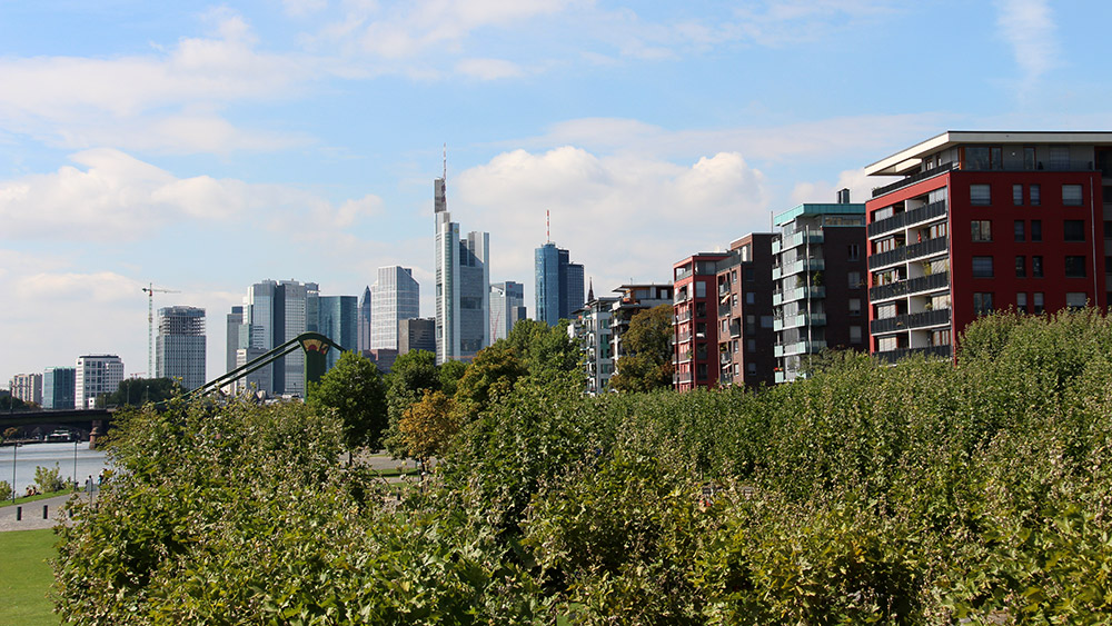 Wohnhäuser am Mainufer im Ostend vor der Skyline, (c) Stadt Frankfurt am Main, Foto: Stefan Maurer