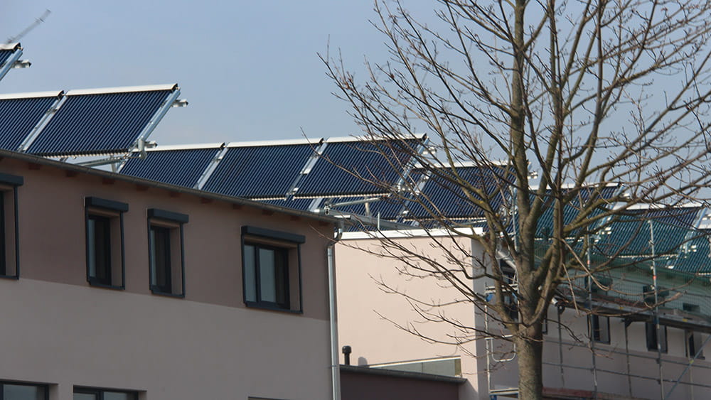 Photovoltaikanlagen auf Mehrfamilienhäusern im Hortensienring in Unterliederbach, (c) Stadt Frankfurt am Main, Foto: Stefan Maurer
