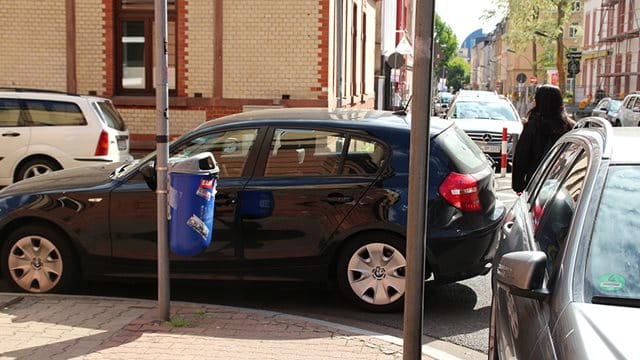 Ein Auto hält beim Parken die Straßenkurve nicht frei und wird zum Falschparker, Foto: Stefan Maurer