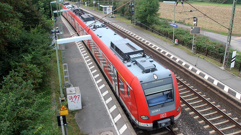 Eine S-Bahn der Linie 6 hält an der Station Berkersheim, Foto: Stefan Maurer