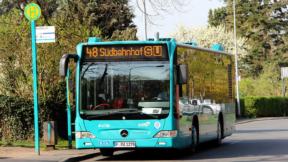 Ein Bus der Linie 48 an der Haltstelle Goetheturm, Foto: Stefan Maurer