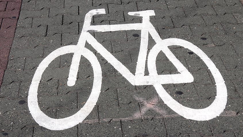 Das Symbol für einen Fahrradweg auf dem Asphalt, (c) Stadt Frankfurt am Main, Foto: Stefan Maurer