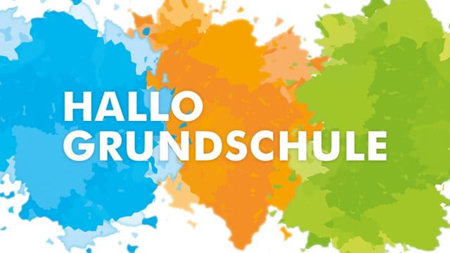 weißer Schriftzug "Hallo Grundschule" auf drei Farbkleckse in blau, orange und grün