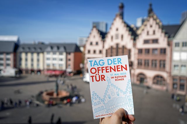 Flyer für den Tag der offenen Tür Flyer für den Tag der offenen Tür mit Rathaus im Hintergrund