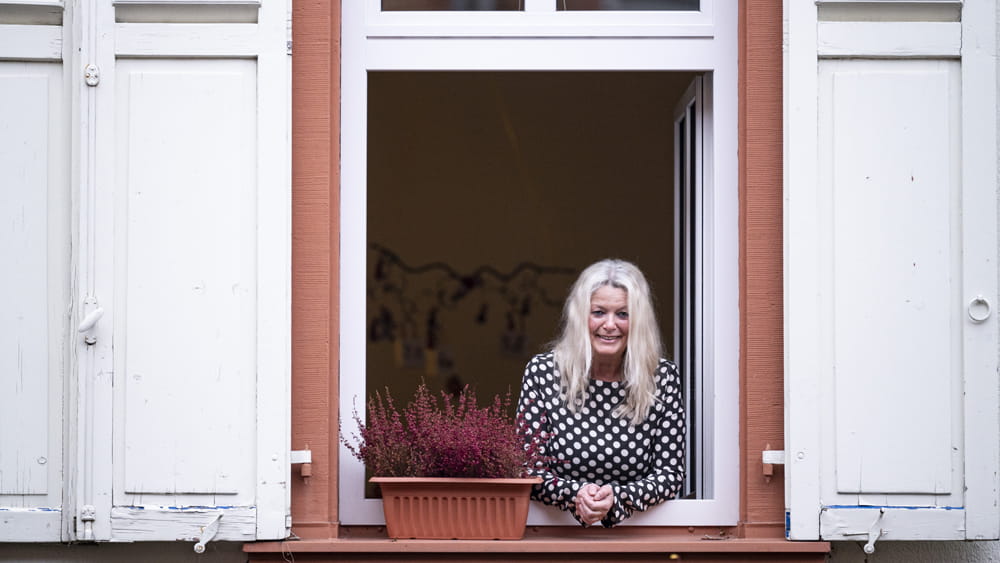 Sabine Durst, Leiterin der Kindergrippe in Niederrad, schaut aus dem Fenster, Foto: Salome Roessler