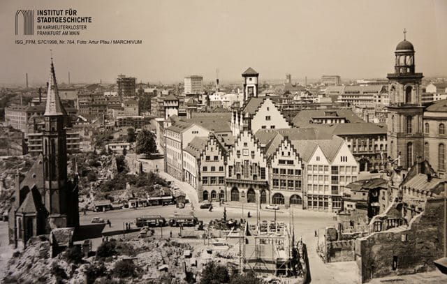 Das Rathaus Römer auf dem Römerberg in der Nachkriegszeit während des Wiederaufbaus 1953, Foto: Artur Pfau