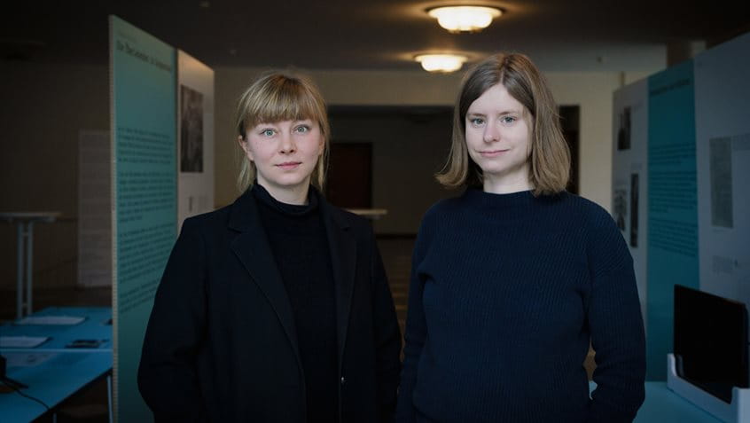 Florine Miez (links) und Anne Uhl (rechts) kuratieren die Ausstellung im Rathaus Römer, Foto: Ben Kilb