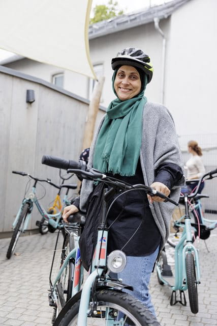 Dina freut sich aufs Fahrradfahren, Foto: Stefanie Koesling