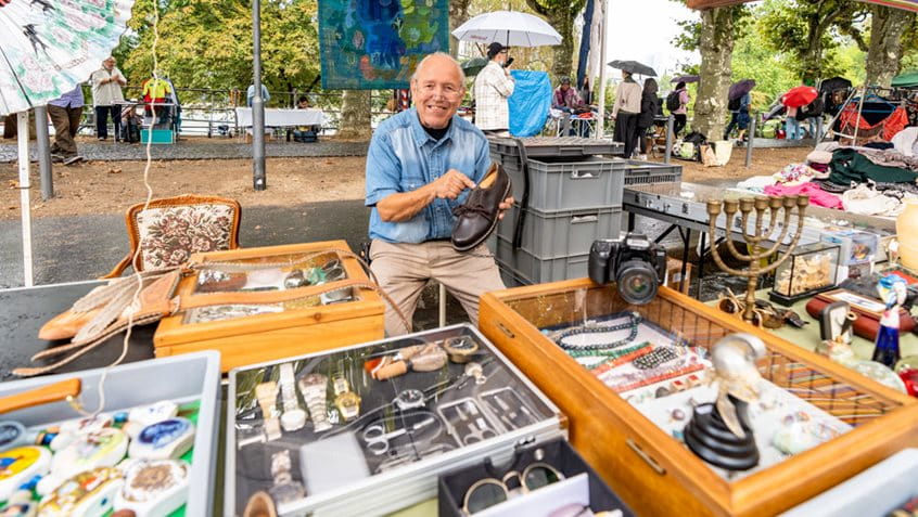 Klaus Scherer an seinem Flohmarktstand am Mainufer in Sachsenhausen, Foto: Holger Menzel