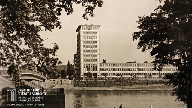AEG-Hochhaus mit Theodor-Stern-Kai1960, Foto: Kurt Roehrig
