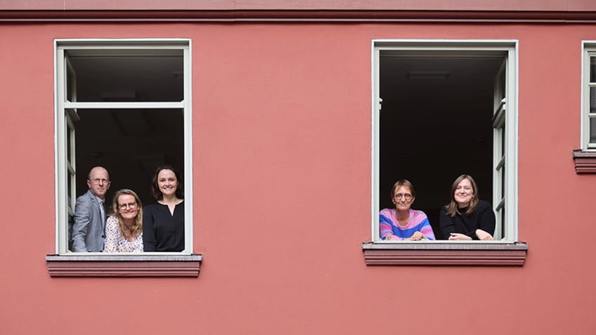 Philipp Sturm, Christine Gemmer, Noémie Rinckenbach, Beate Huf und Nora Kramer an den Fenstern des Roten Hauses; Foto: Maik Reuß