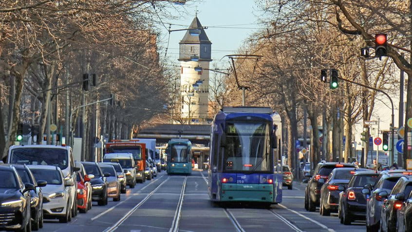 Auf der Mainzer Landstraße mit Blick auf die Galluswarte, Foto: Jan Hassenpflug