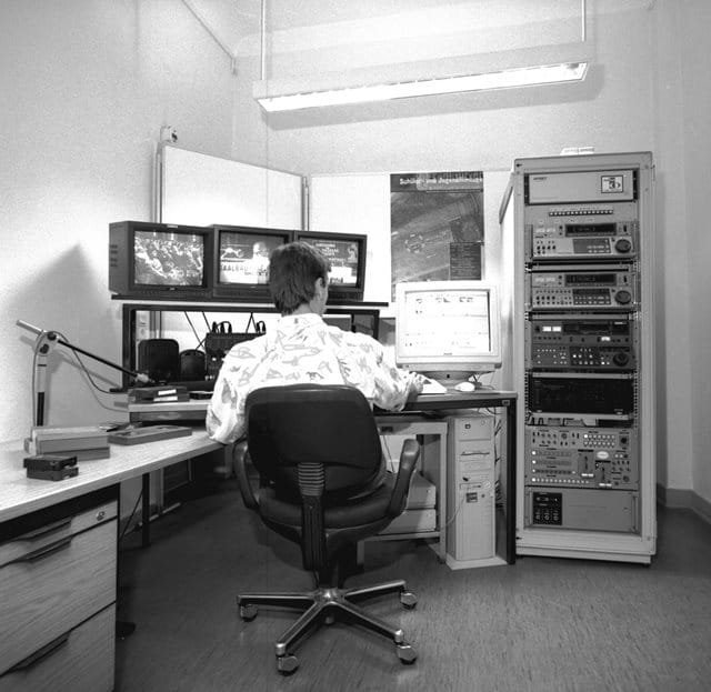 Ein Mitarbeiter des jetzigen Medienzentrums Mitte der 90er Jahre bei seiner Arbeit
