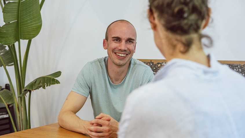 Torben Sdun hat im Alter von 21 Jahren seinen Vater verloren. Im Rahmen der Ausstellung „Suizid – Keep on Talking“ spricht er über seinen Verlust. Foto: Diana Walaszek