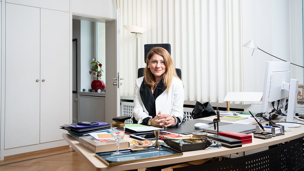 Bürgermeisterin Nargess Eskandari-Grünberg an Ihrem Schreibtisch. Foto: Ben Kilb