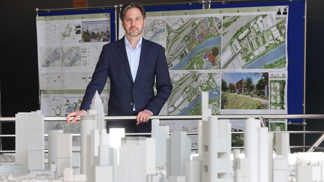 Planungs- und Wohnungsdezernent Marcus Gwechenberger vor dem Stadtmodell des Stadtplanungsamtes, Foto: Maik Reuß