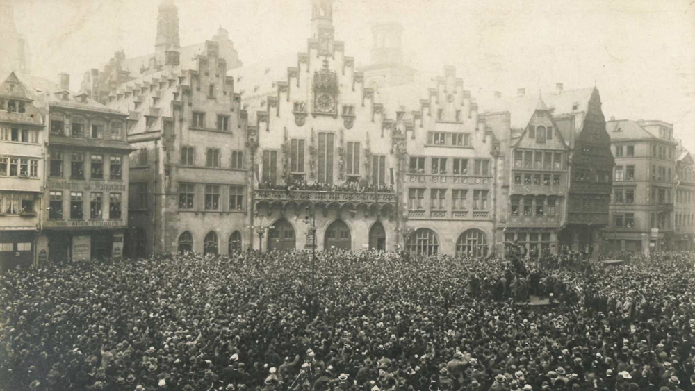 Schweizer und deutsche Fans feiern am 26. April 1922 auf dem Römerberg