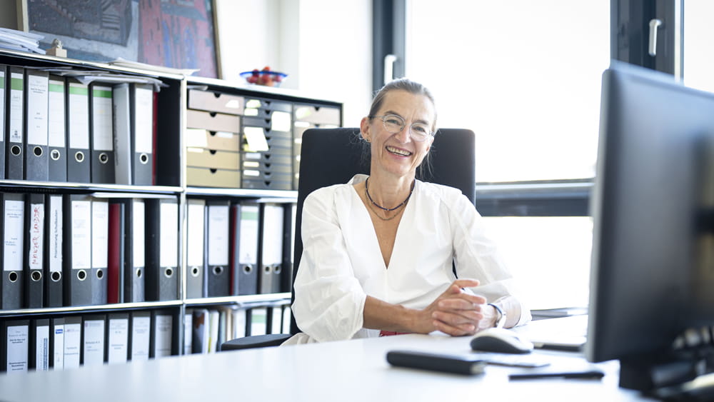 Sigrid Eichler, die Leiterin des Amtes für Bau und Immobilien, in ihrem Büro in der Solmsstraße, Foto: Salome Roessler