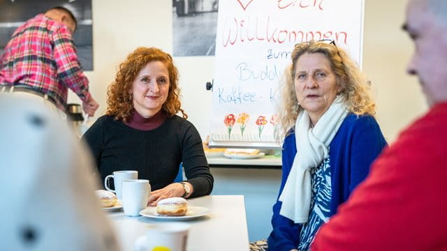 Stadträtin Elke Voitl und idh-Geschäftsführerin Gabi Becker besuchen das Kaffee-Kränzchen des Drogenhilfeprojekts Buddy Care.