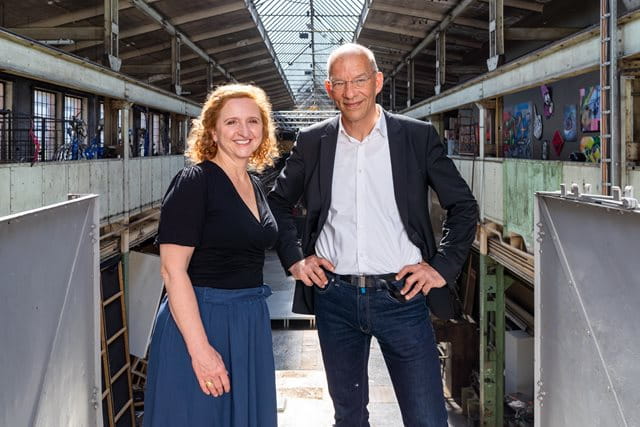 Sozialdezernentin Elke Voitl und Personaldezernent Sebastian Bergerhoff Arbeitstreffen im Naxos Atelier: Personaldezernent Bastian Bergerhoff gratuliert Sozial- und Gesundheitsdezernentin Elke Voitl zum Dienstjubiläum.