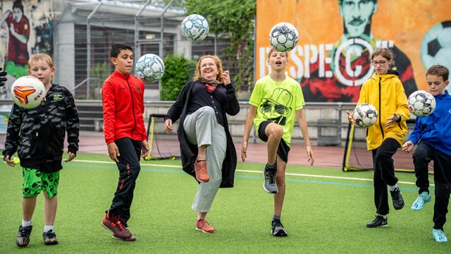 Sozialdezernentin Elke Voitl spielt Fußball mit Kindern beim inklusiven Fußballcamp des Ferienkarussells, Foto: Holger Menzel