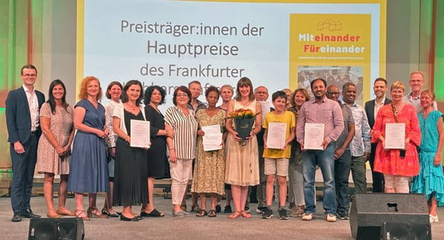 Die Preisträger des Nachbarschaftspreises der Stadt Frankfurt halten ihre Urkunden in den Händen. Dritte von links ist Sozial- und Gesundheitsdezernentin Elke Voitl.