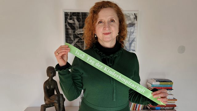 Ein grünes Band, das verbindet! – Gesundheitsdezernentin Elke Voitl demonstriert Solidarität.