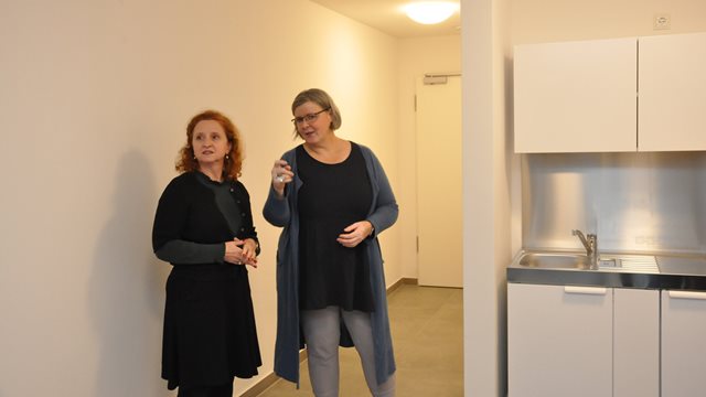 Sozial- und Gesundheitsdezernentin Elke Voitl und Caritasdirektorin Gaby Hagmans besichtigen die neu eröffnete Unterkunft.