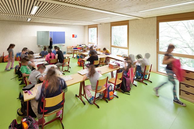 Das Bild zeigt ein Klassenzimmer des Provisoriums der Ludwig-Weber-Schule. Die Schule ist eine Grundschule im Stadtteil Sindlingen im Frankfurter Westen. 