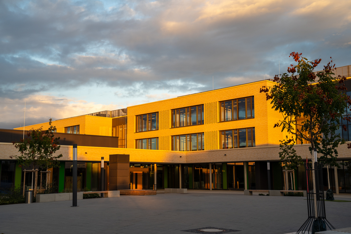 Ein Foto des Gebäudes der Schule IGS Kalbach-Riedberg