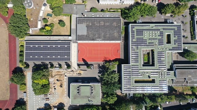 Photovoltaikanlage auf dem Dach der Otto-Hahn-Schule