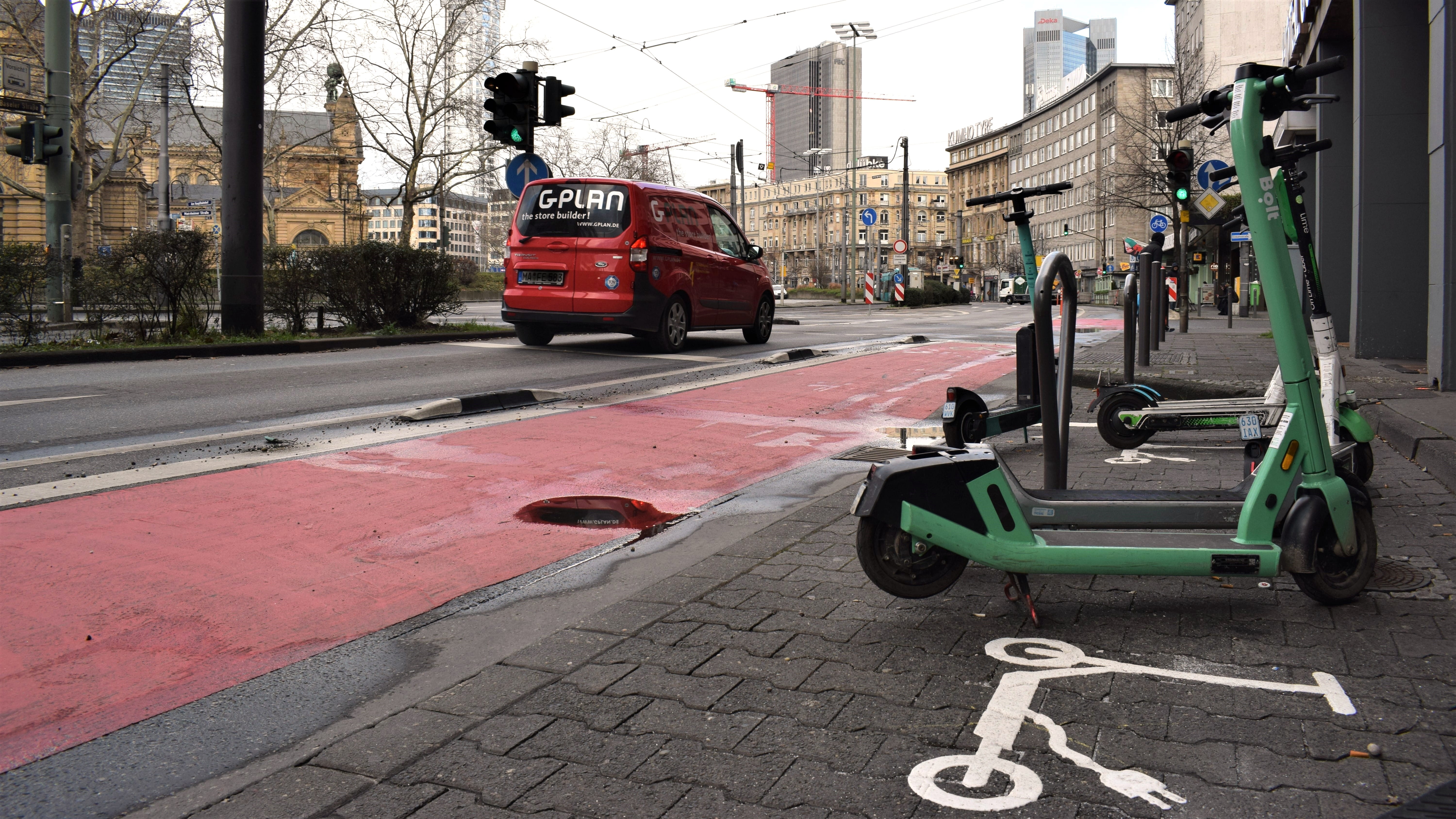 Der Auftakt ist gemacht: Feste Abstellfläche für E-Scooter in der Baseler Straße