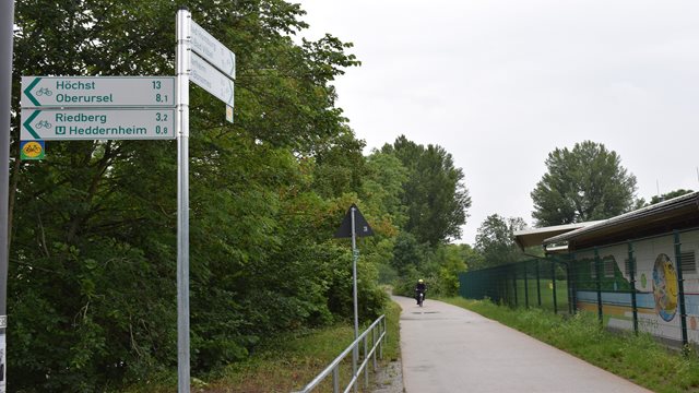 Fahrradweg entlang der Nidda, vor dem Eschersheimer Freibad