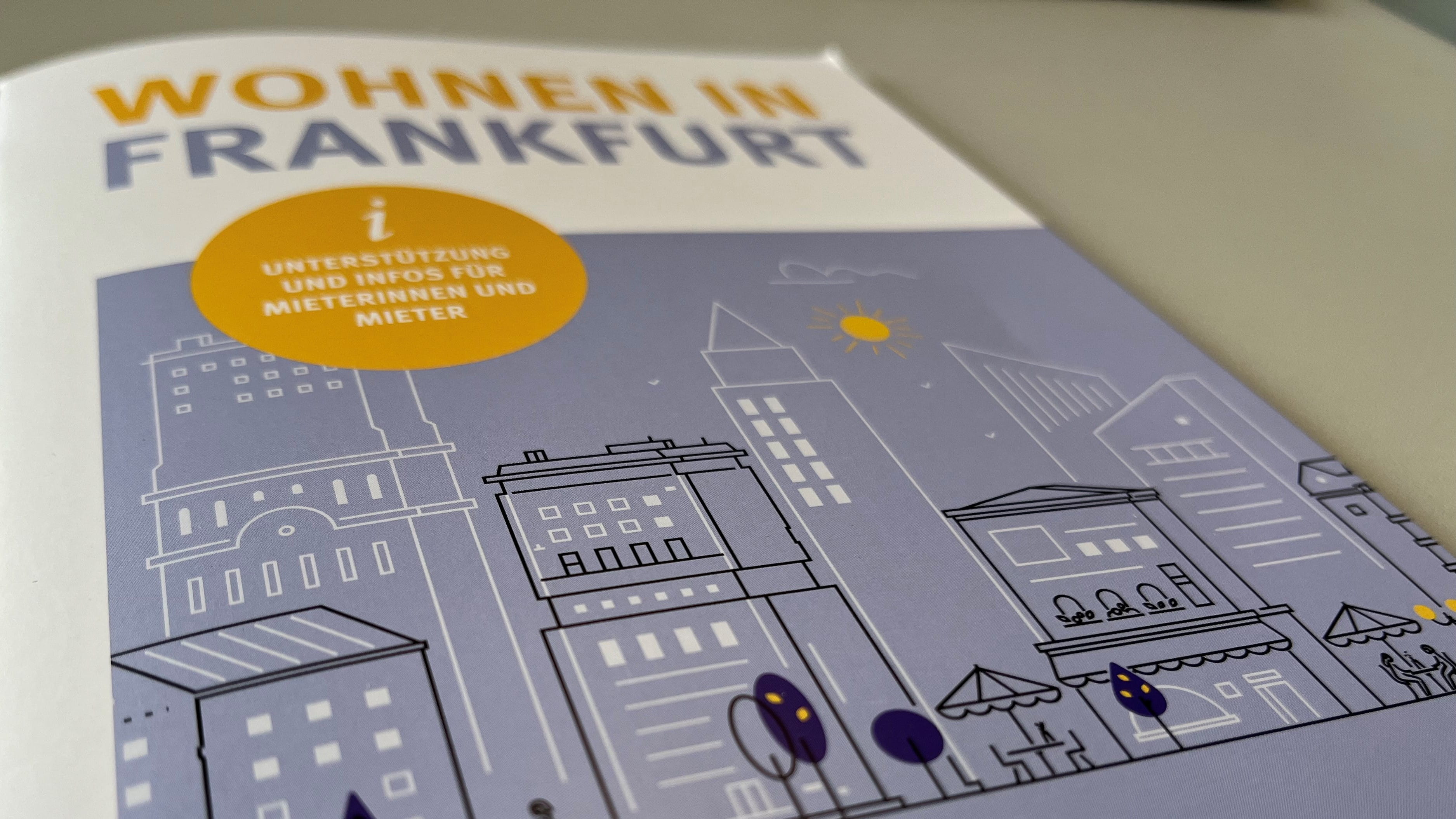 Das Bild zeigt das Cover der Broschüre Wohnen in Frankfurt mit stilisierter Stadtlandschaft.