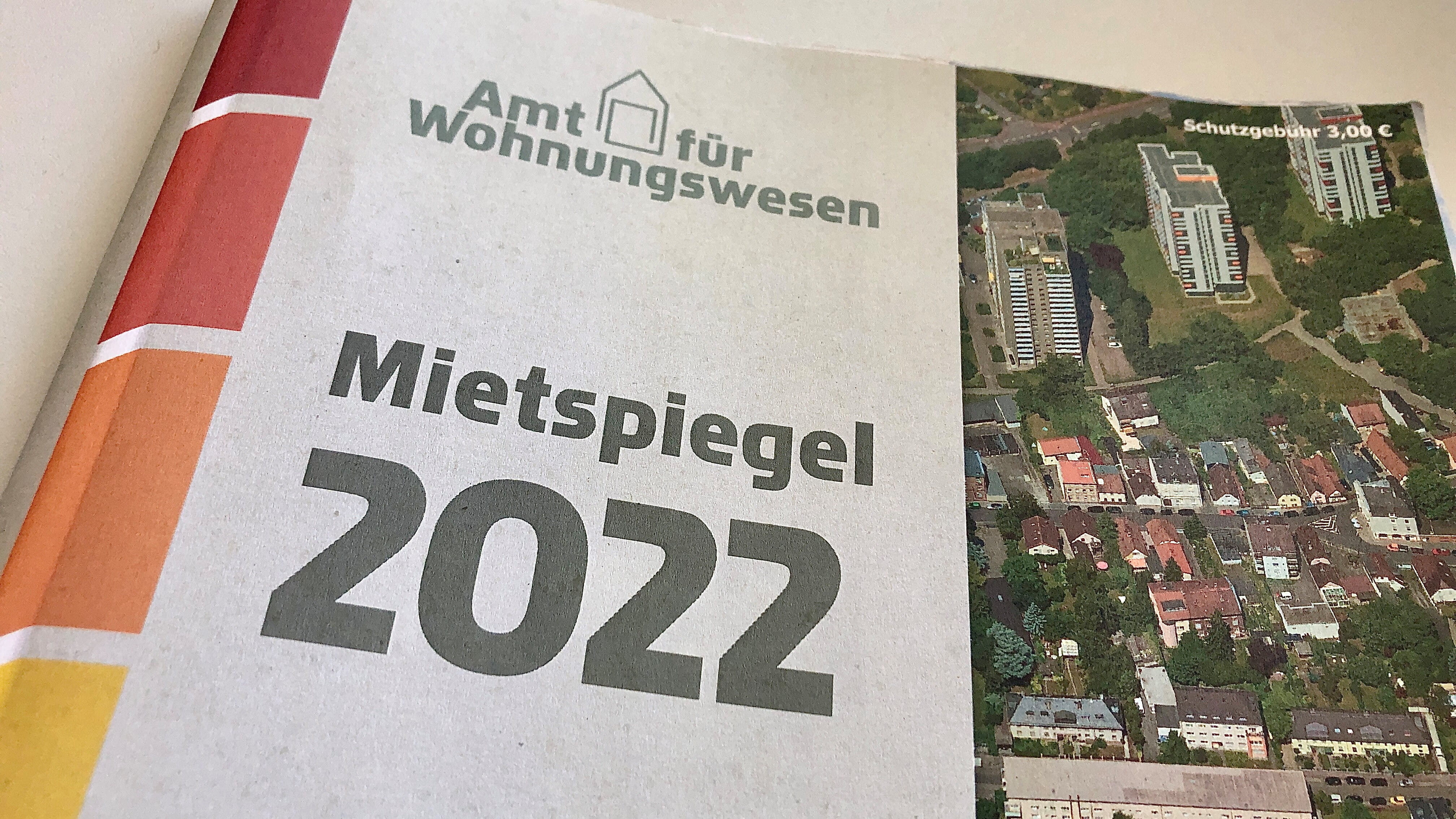 Zu lesen sind die Schriftzüge "Amt für Wohnungswesen" und "Mietspiegel 2022" auf dem Umschlag-Blatt der Mietspiegel-Broschüre.