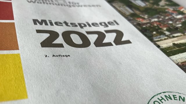Mietspiegel 2022 – zweite und redigierte Auflage Das Bild zeigt das Cover des Frankfurter Mietspiegels 2022 mit dem Schriftzug „2. Auflage“ im Fokus.