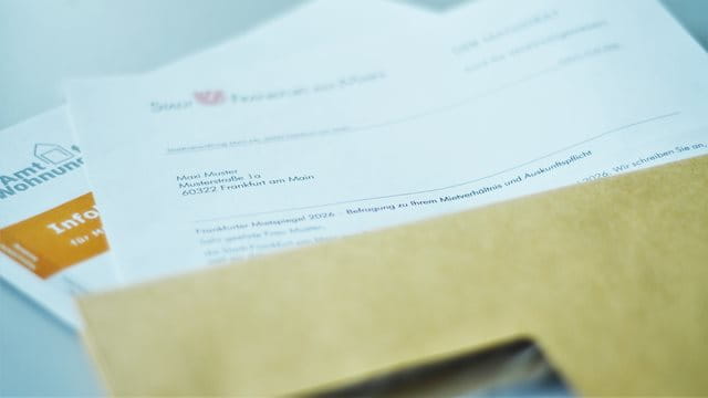 Erhebung zum neuen Mietspiegel Aus einem Briefumschlag schauen zwei Papiere hervor. Auf dem einen ist zu lesen: Befragung zu Ihrem Mietverhältnis und Auskunftspflicht.