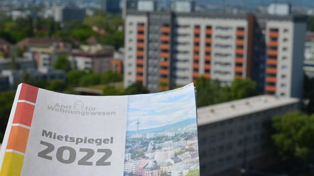 Mietspiegel 2022 Foto des noch nicht veröffentlichten Mietspiegel 2022 vor der Kulisse eines Wohnhauses.