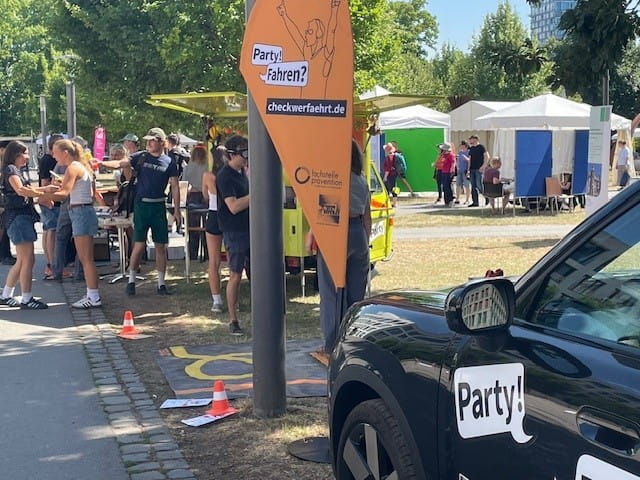 Kampagne "Check, wer fährt!" beim Sommerfest auf dem Campus West Kampagne "Check, wer fährt!" beim Sommerfest auf dem Campus West