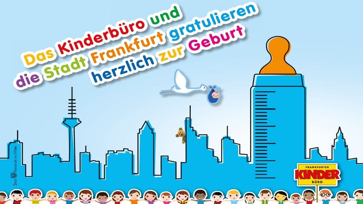 Vor der stilisierten Frankfurter Skyline fliegt ein Storch, der im Schnabel ein Tuch mit einem Baby hält.