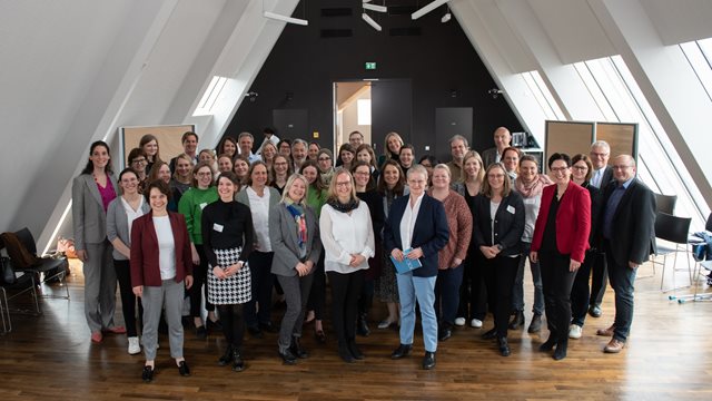 Foto zeigt um die 45 Teilnehmenden des Regionalen Frankfurter Mentorings im Veranstaltungsraum der Evangelischen Akademie