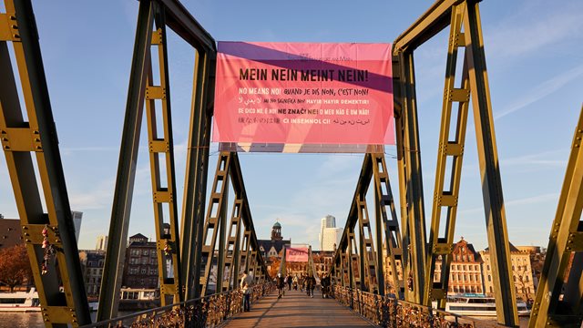 Foto vom Eisernen Steg mit dem Banner Mein Nein meint Nein
