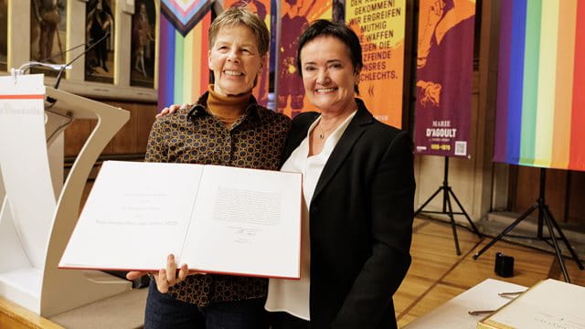Tony Sender-Preisträgerin Dr. Constance Ohms und Frauendezernentin Rosemarie Heilig mit Goldenem Buch der Stadt Frankfurt am Main