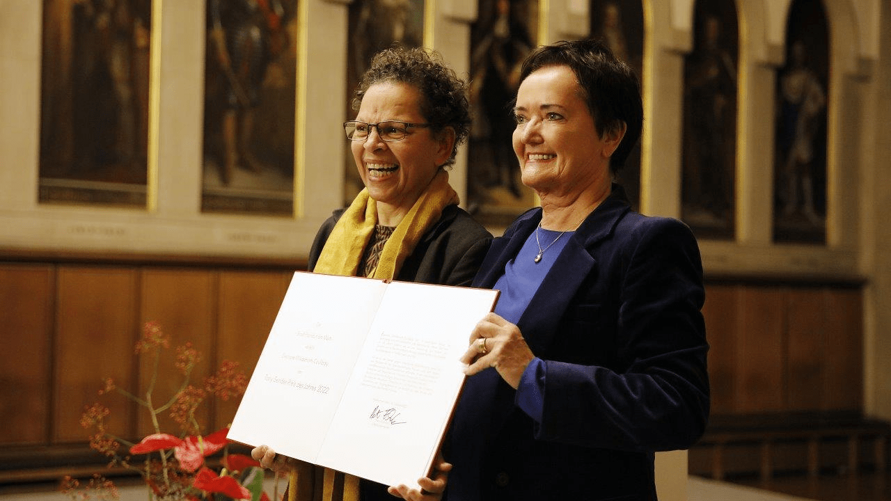 Foto der Preisträgerin bei der Übergabe des Preises mit Dezernentin Rosemarie Heilig